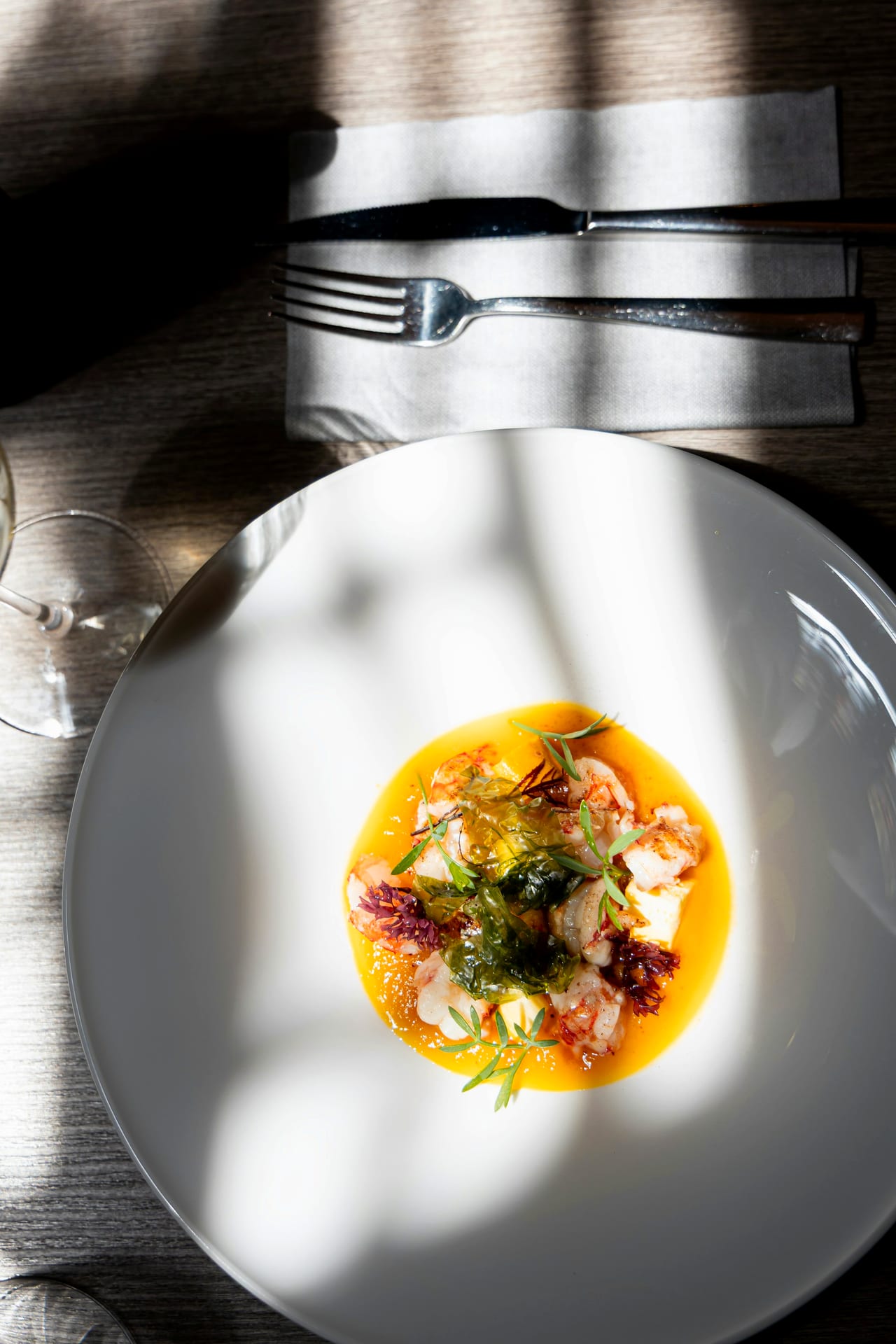 Assiette gastronomique dressée dans une lumière contrastée