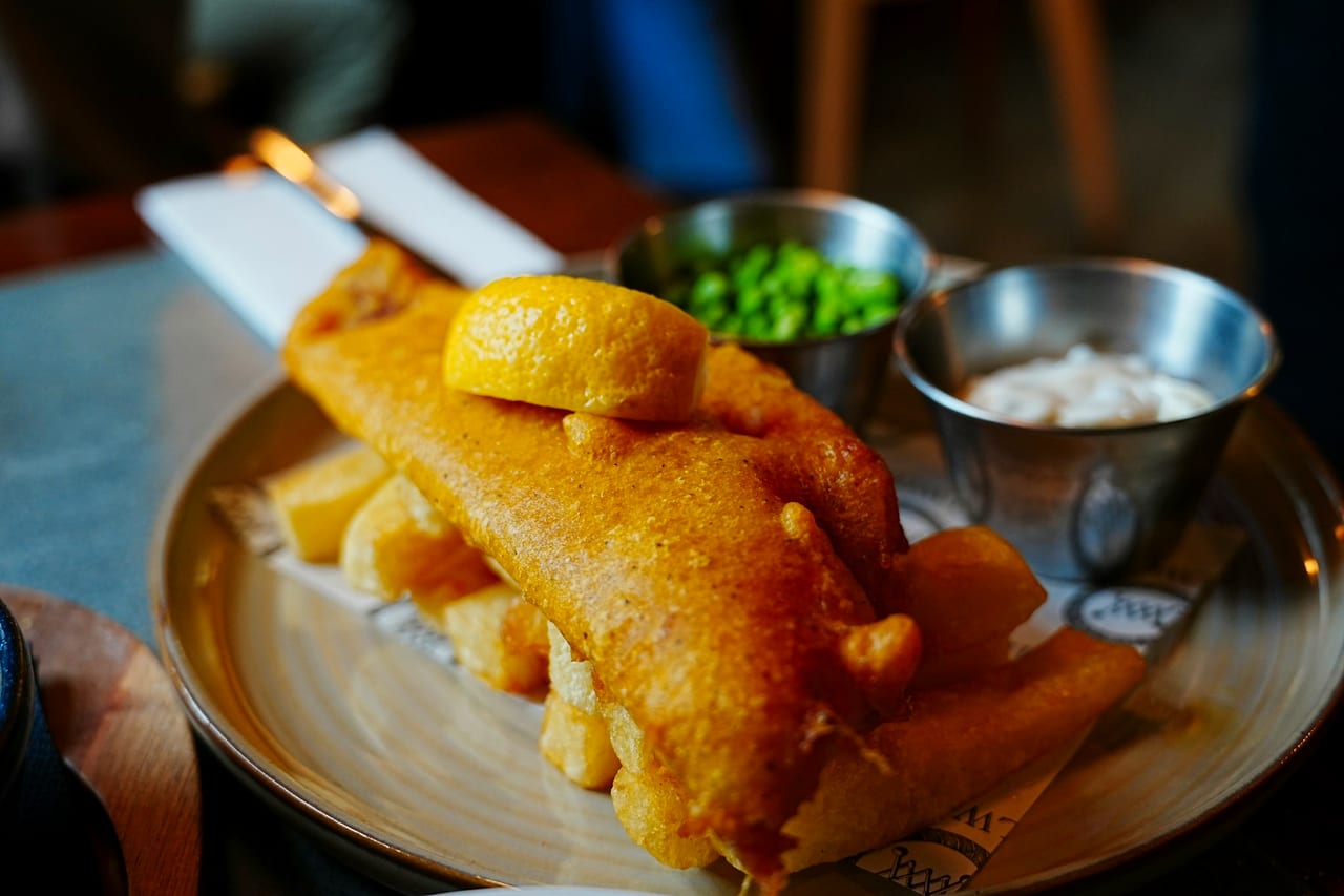 Fish and chips with tartare sauce and a wedge of lemon
